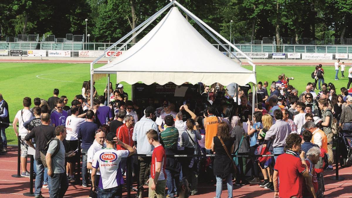 Imola Sbk, piloti sul campo da calcio in attesa delle gare