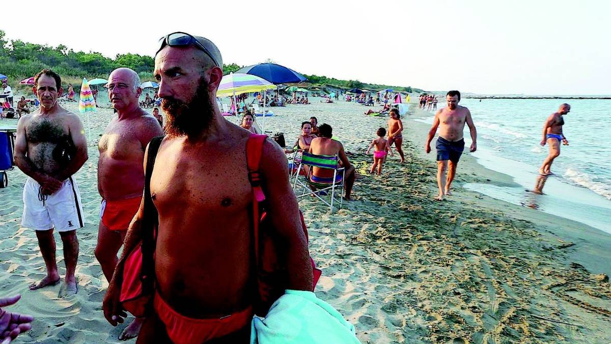 Salvato dal bagnino, muore durante la corsa all'ospedale