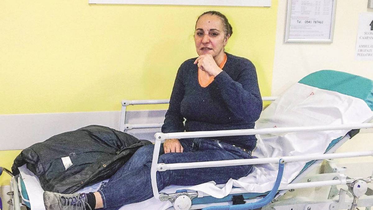 Poliziotta eroina pestata al parco