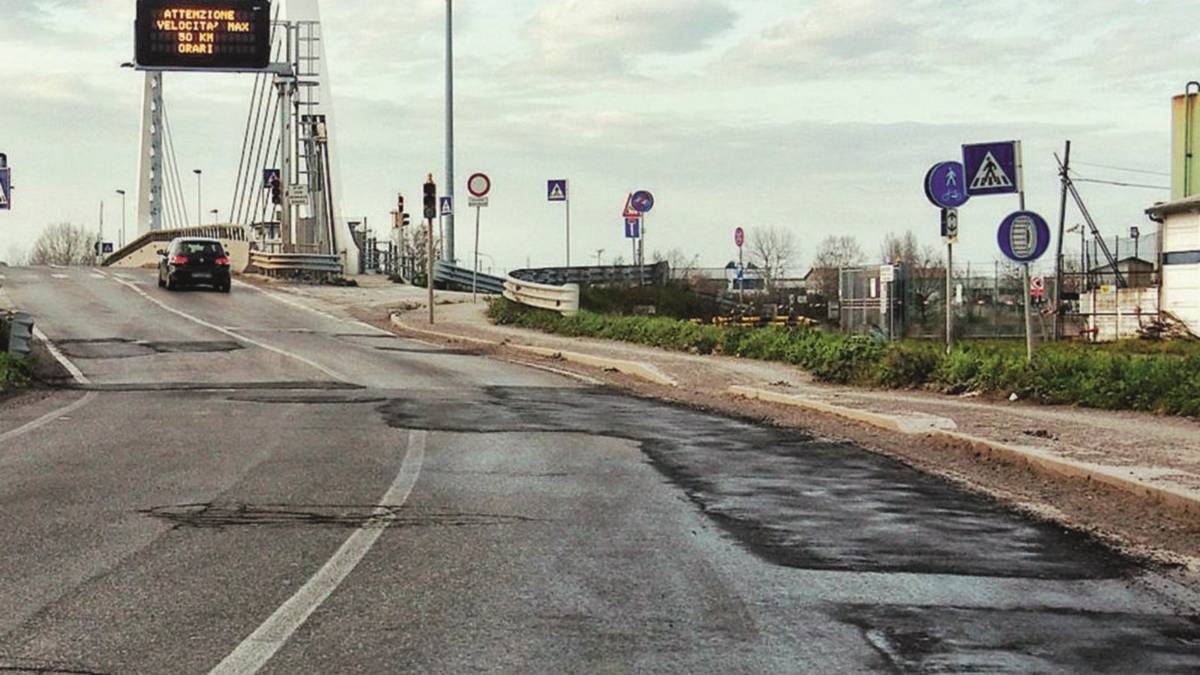 Strade a pezzi, pioggia di cause