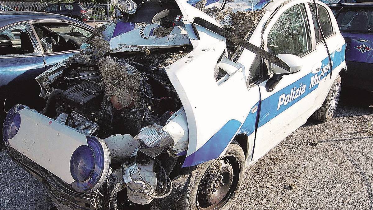 Ruba l'auto dei vigili e la butta nel dirupo