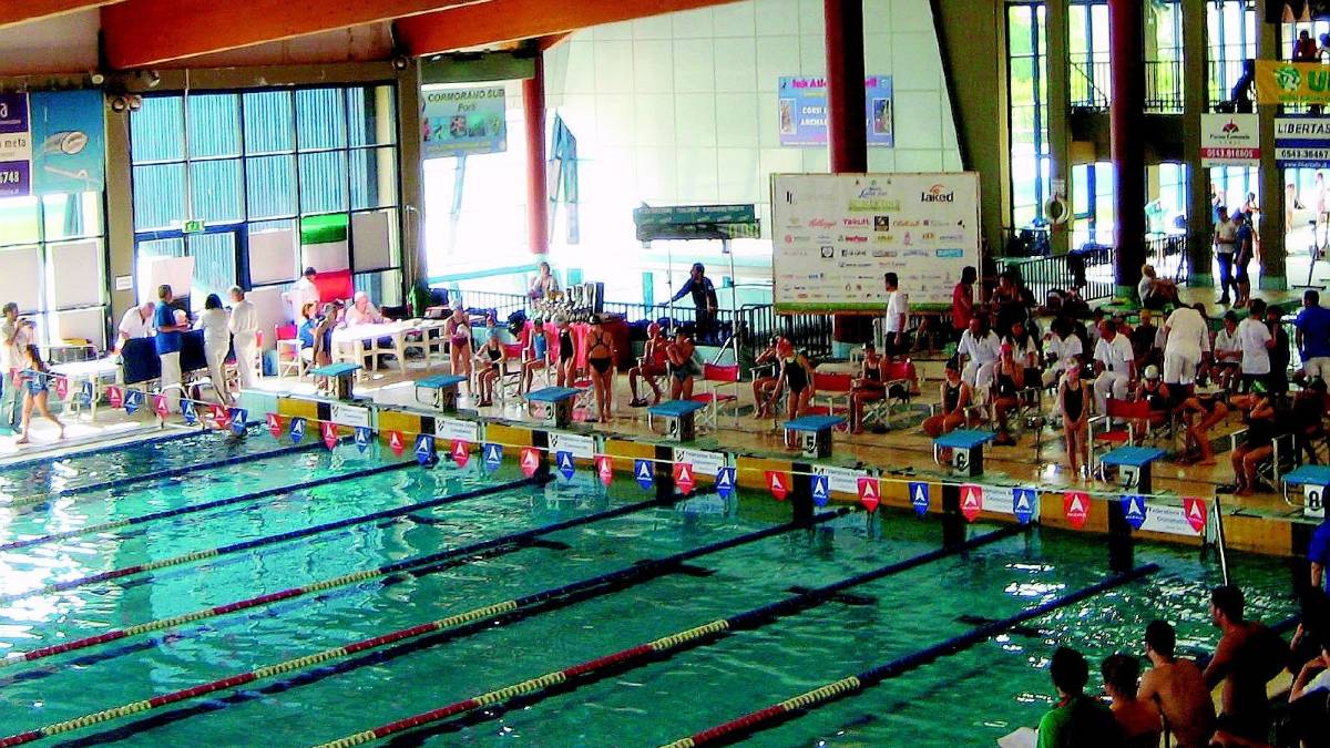 In piscina dalle sette del mattino