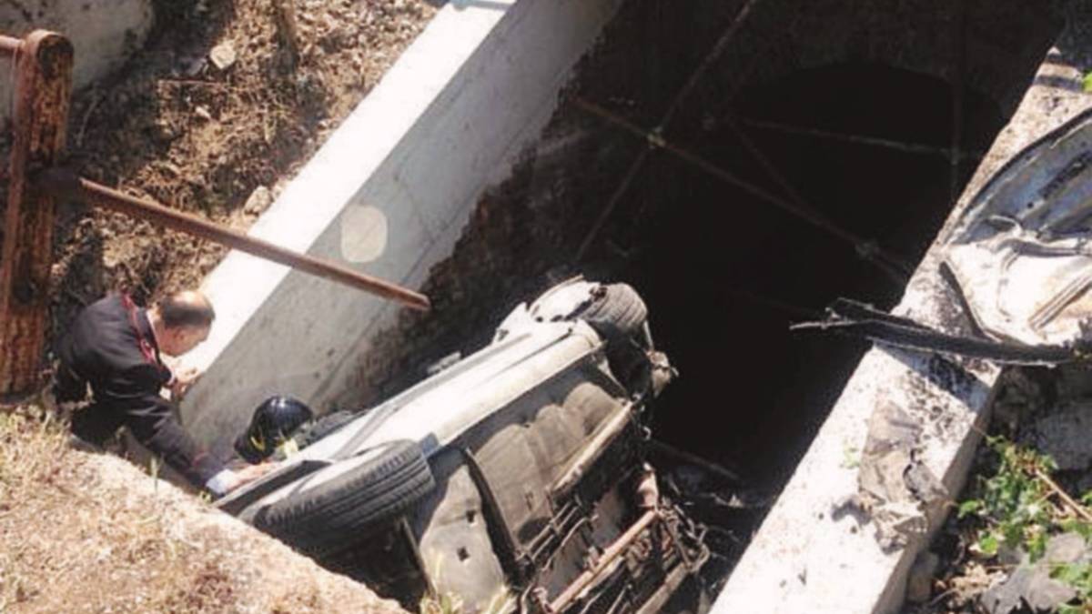 Muore a 24 anni volando con l'auto nel canale