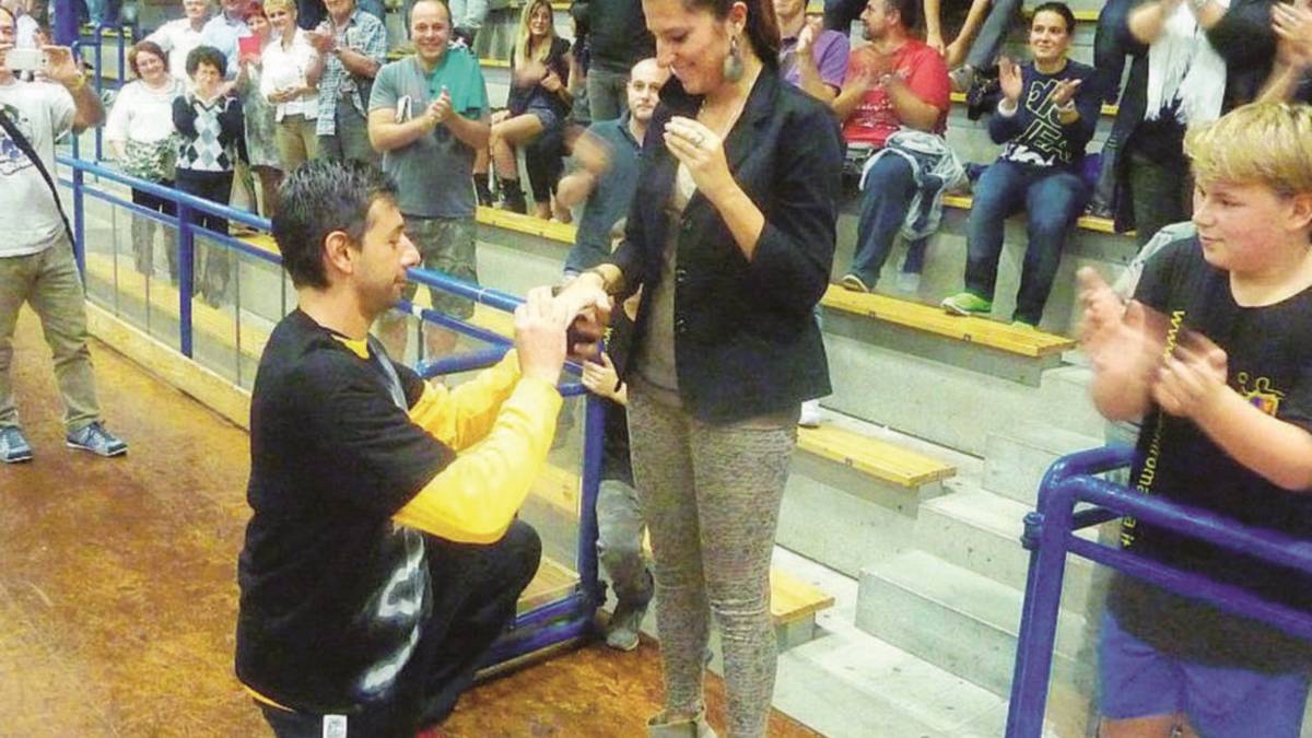 Proposta di matrimonio in campo