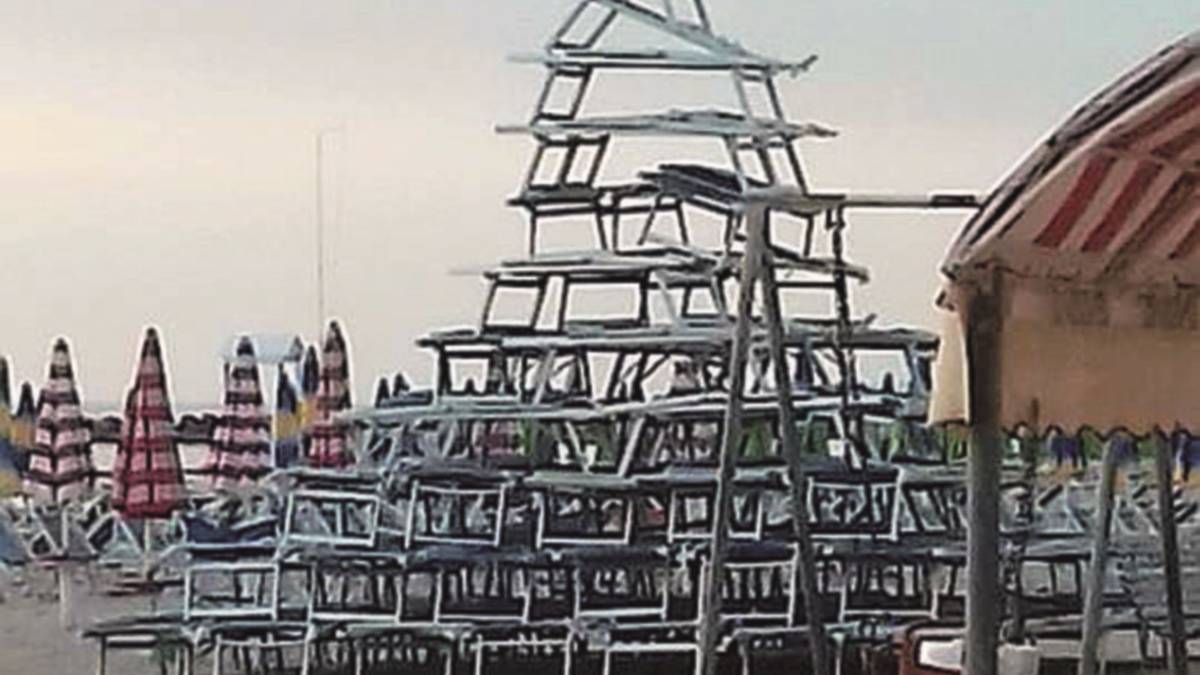 In spiaggia di notte spunta una piramide gigantesca di lettini