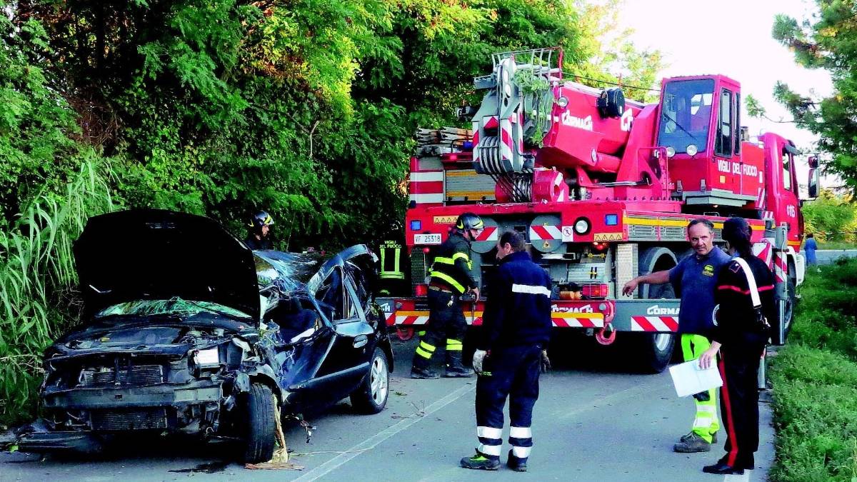 Con l'auto nella scarpata, muore 59enne