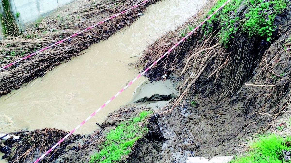 Vento forte e mare agitato in riviera, nuove frane nell'entroterra