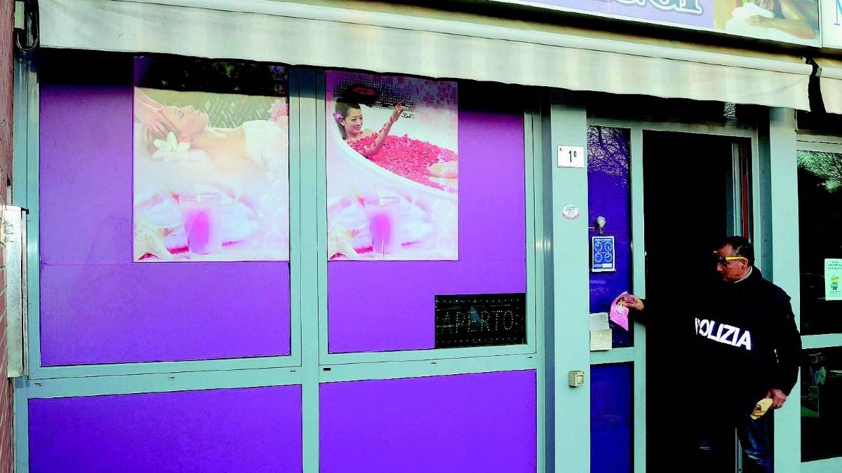 Massaggi a luci rosse, arrestata 37enne