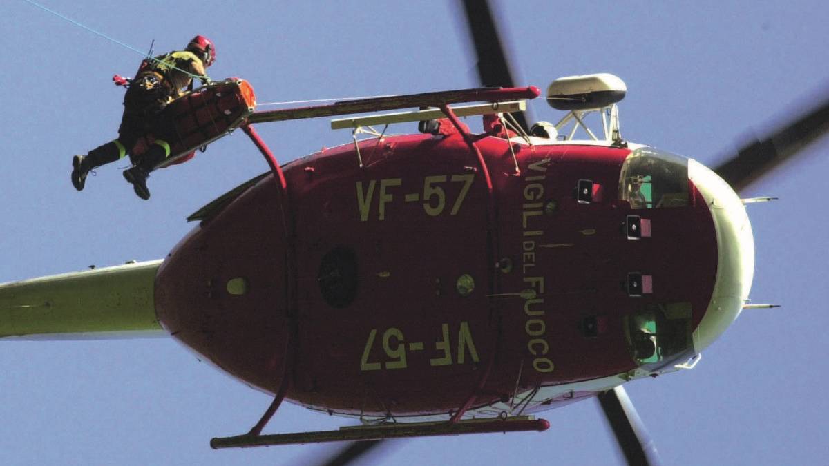 Vigile del fuoco soccorso dai colleghi