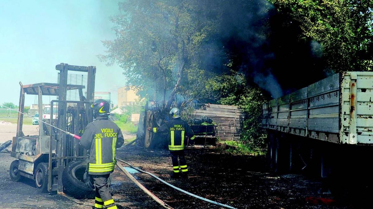 Inferno di fuoco e fumo in via Due Ponti