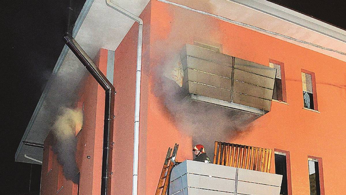 Getta i figli dal terrazzo per salvarli dall'incendio