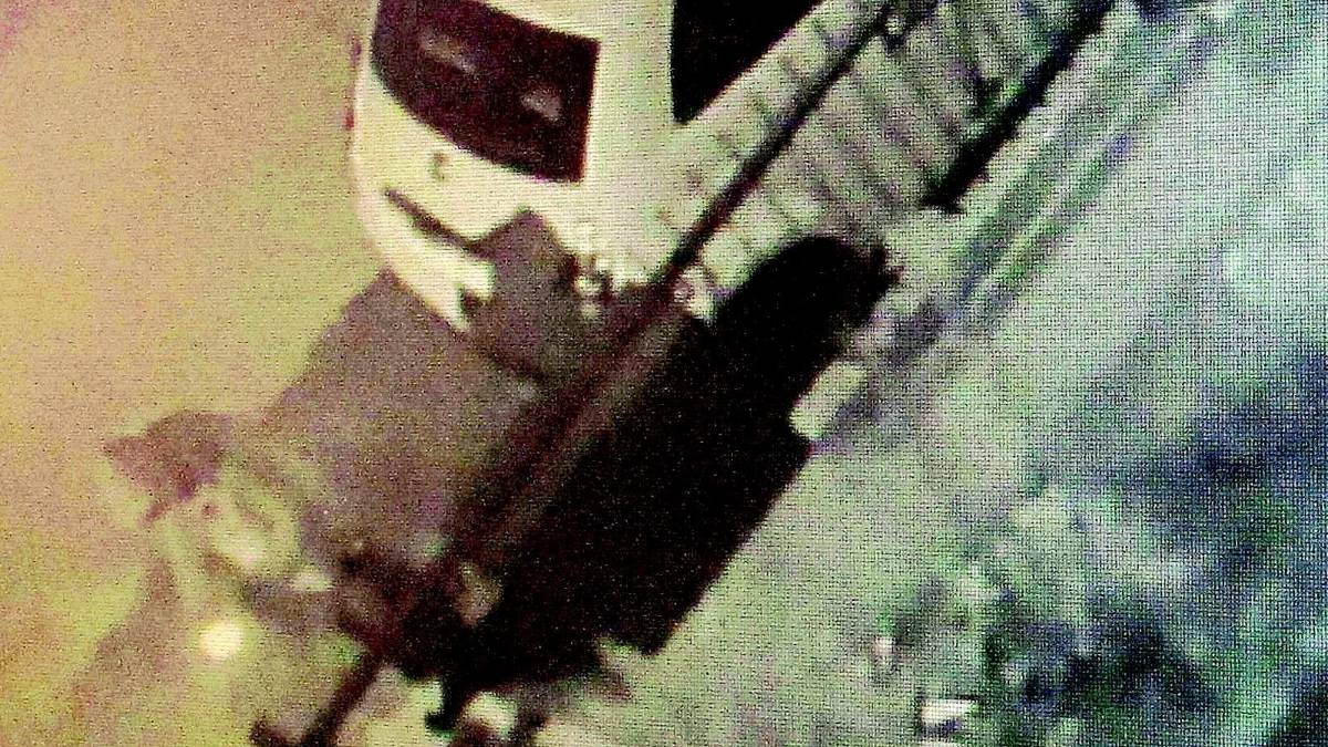 Gli tirano due molotov sull'uscio di casa