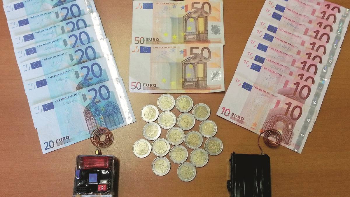 Marchingegno per mandare in tilt le macchinette cambia soldi