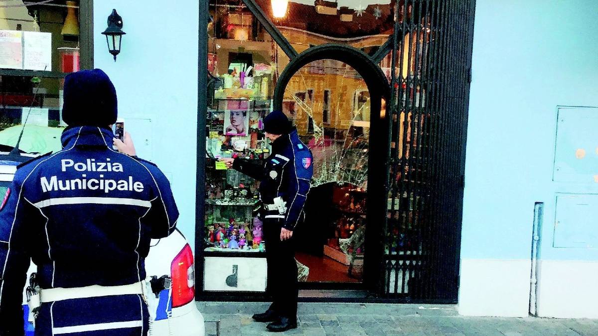 Tre spaccate in quattro mesi. Basta: chiudiamo!