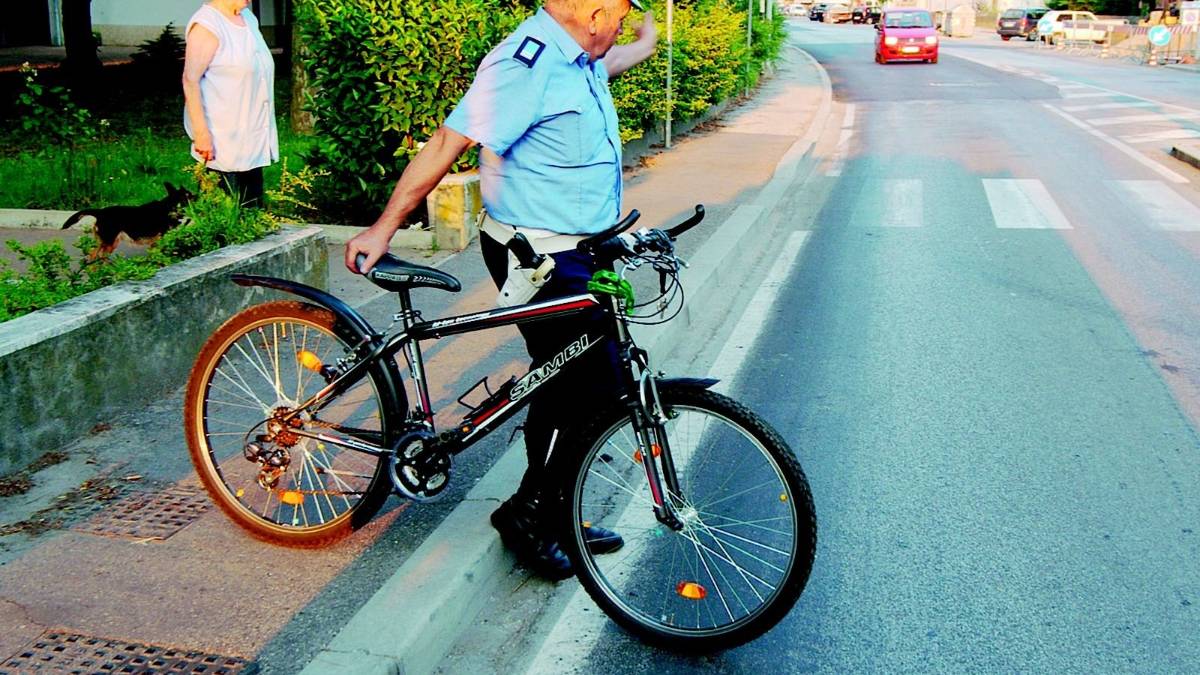 Dodicenne investito da un'auto pirata