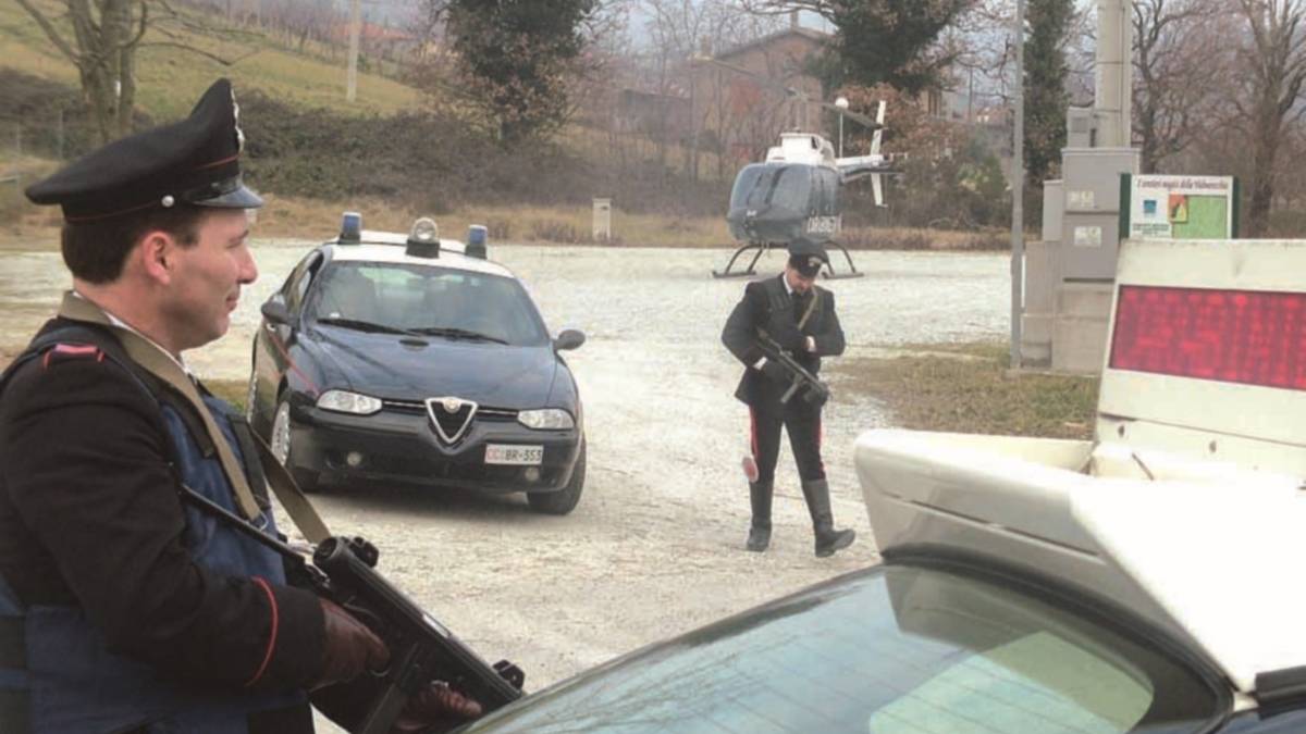 Rapinano una casa con la pistola