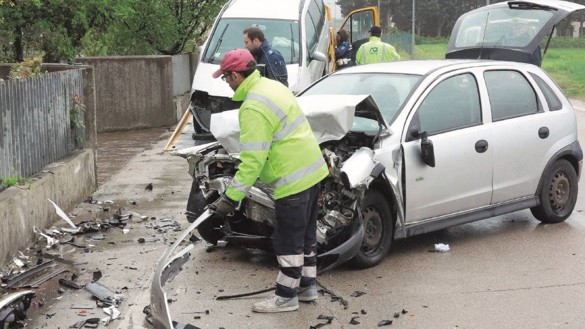 Scontro frontale in via Macanno: un uomo trasportato d'urgenza in ospedale