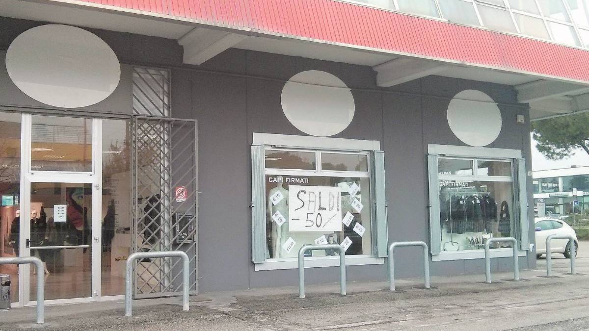 Toglie le insegne dal negozio: «Troppe tasse»