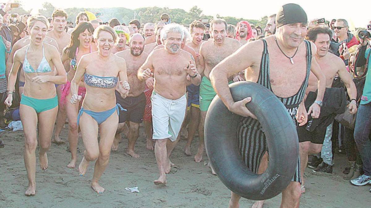 Il tour de force della Befana tra ospedali, piazze e spiaggia