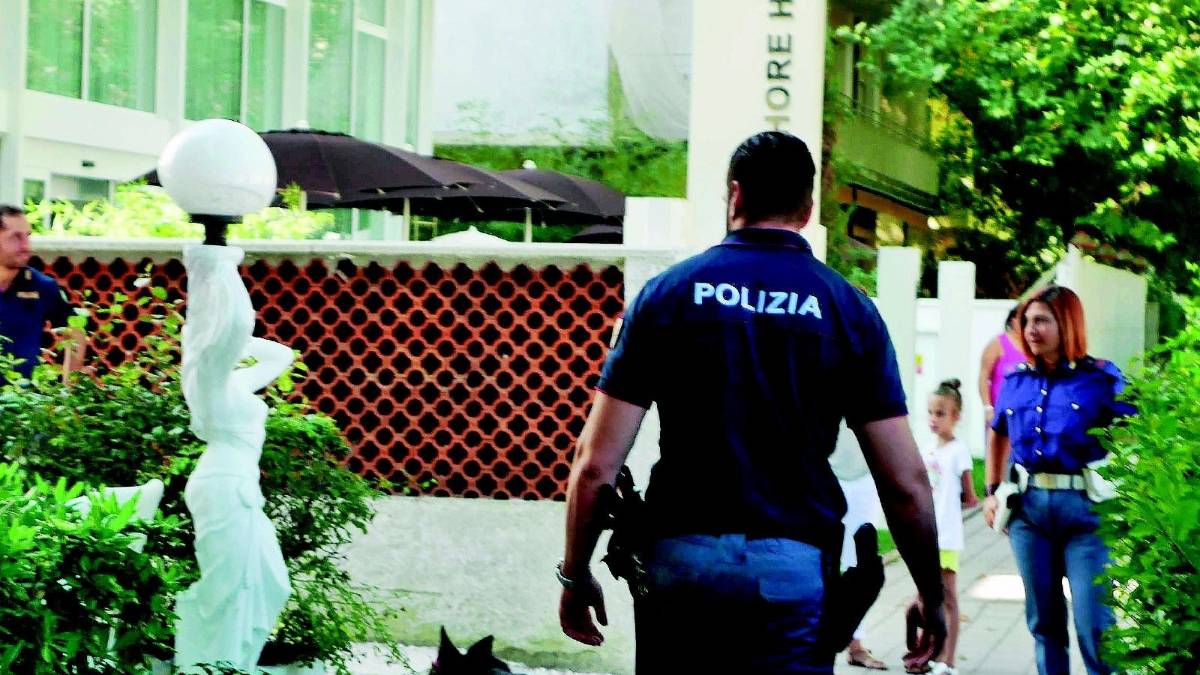 Controlli di polizia ai profughi dell'Hotel Splendid