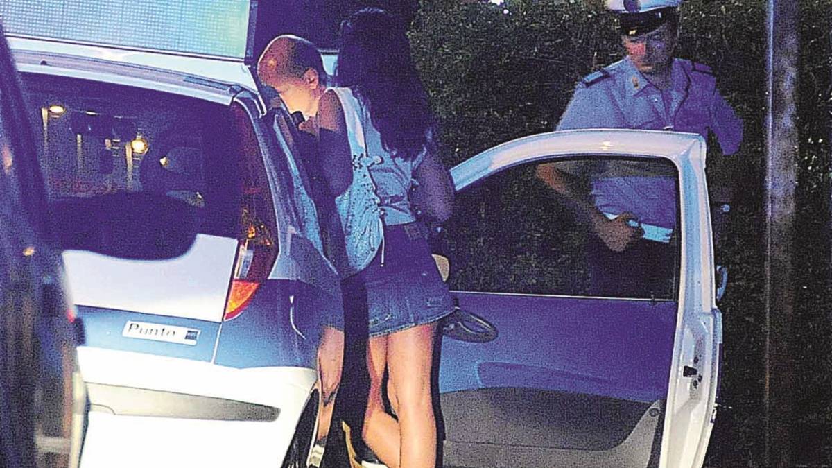 Lotta alla prostituzione, cinque denunciati in un mese