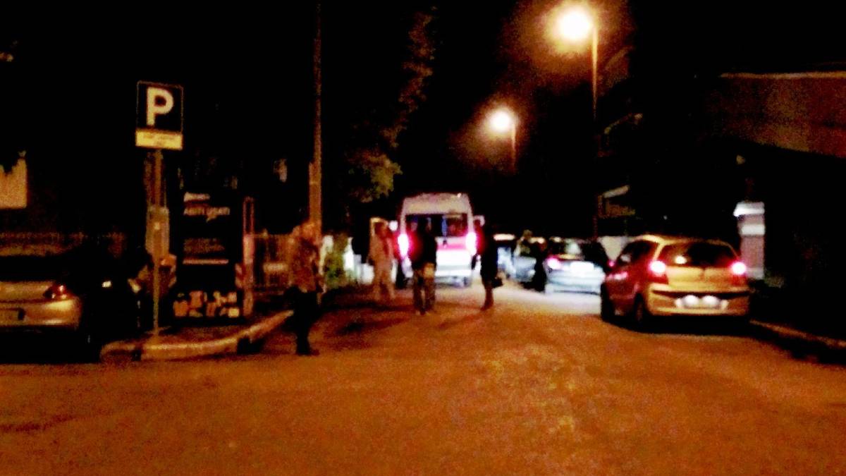 Vagava ubriaco spaccando le auto: denunciato