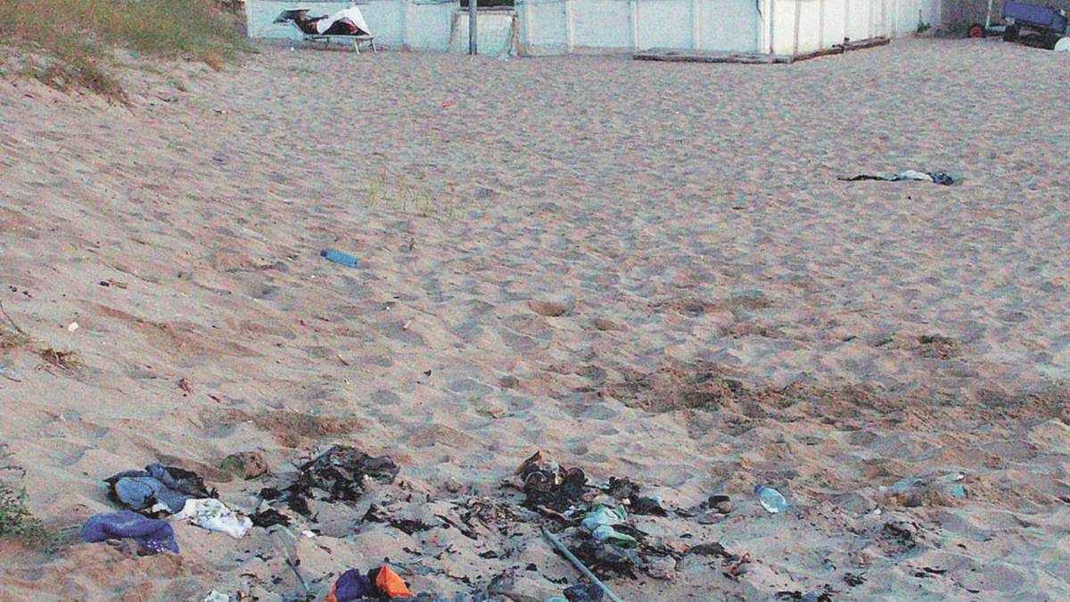 Fiamme nella tenda sulla spiaggia: ustionato un uomo