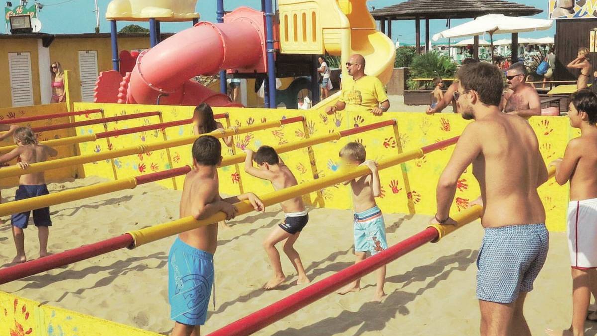 Biliardino umano, la spiaggia fa il botto