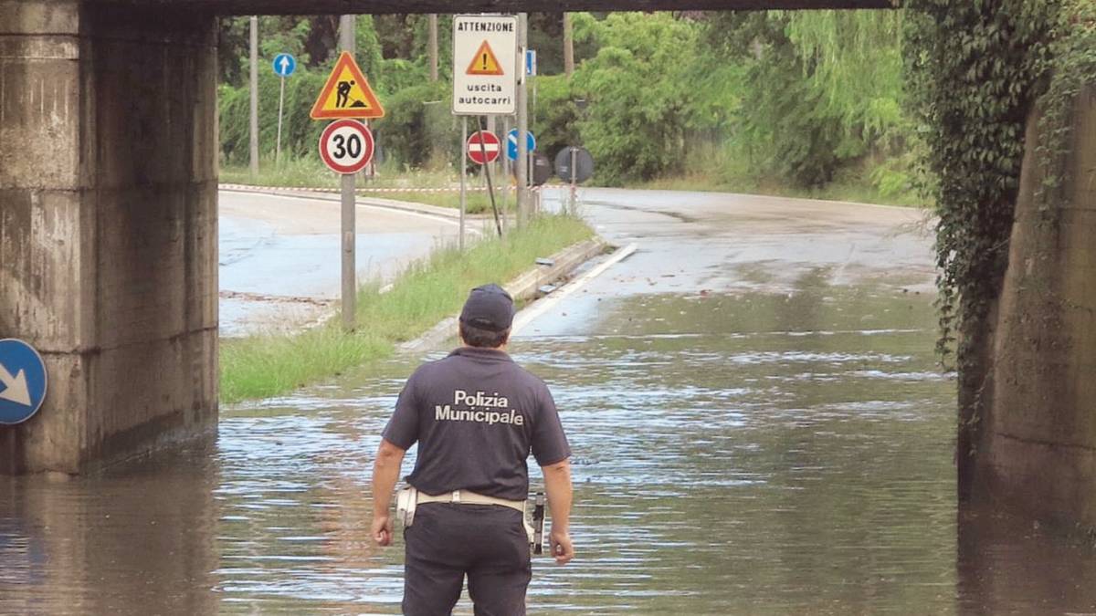 Strade come fiumi e trombe d'aria in mare