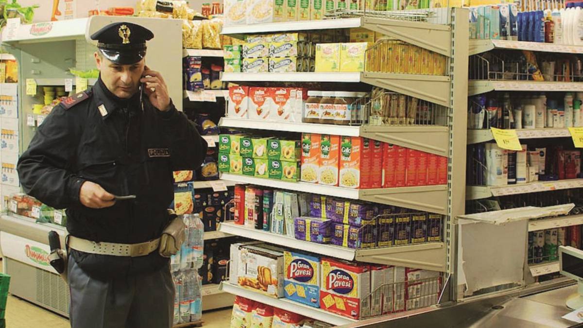 Assalto al Conad city di via Santucci, rapinatore in fuga con 2mila euro