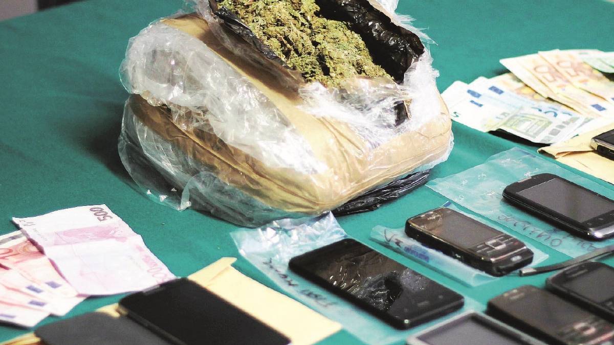 Droga in auto: 4 arrestati