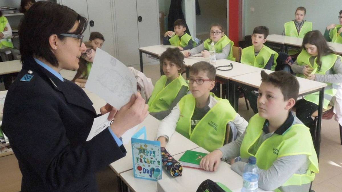 I bambini testano la pista ciclabile