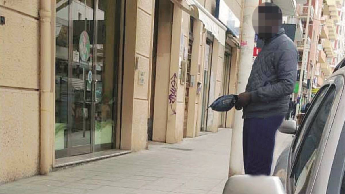 Mendicante bacia un bambino in bocca