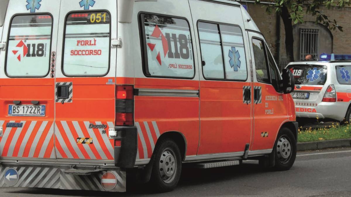 Si schianta contro a un tir. E' grave