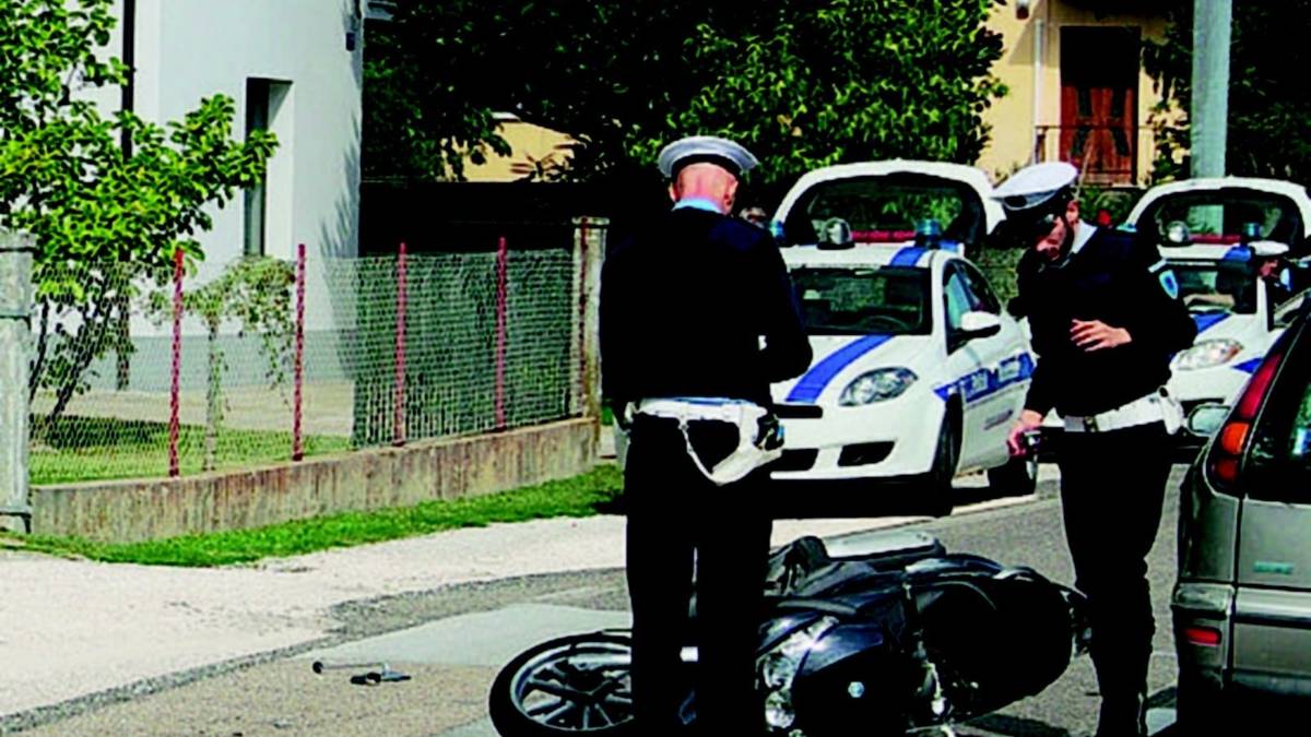 Tampona un'auto e si schianta contro un furgone