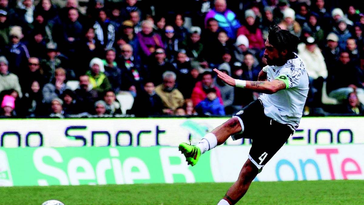 La magia di Lapadula condanna uno spento Cesena