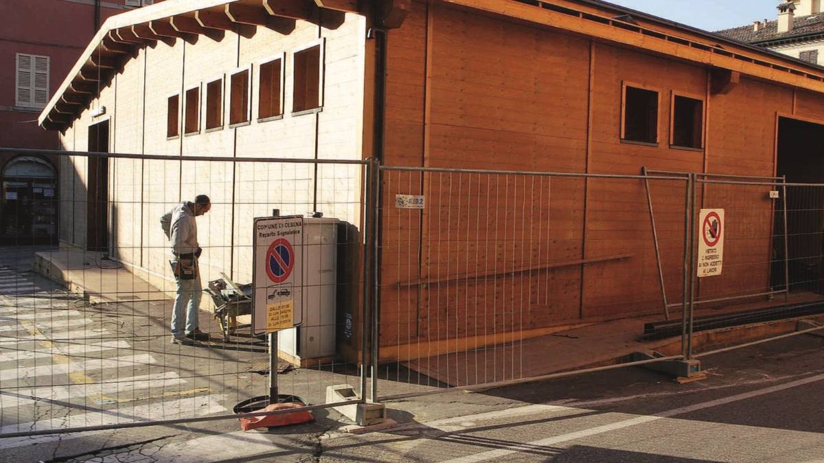 Piazza Aguselli è tornata a parcheggio