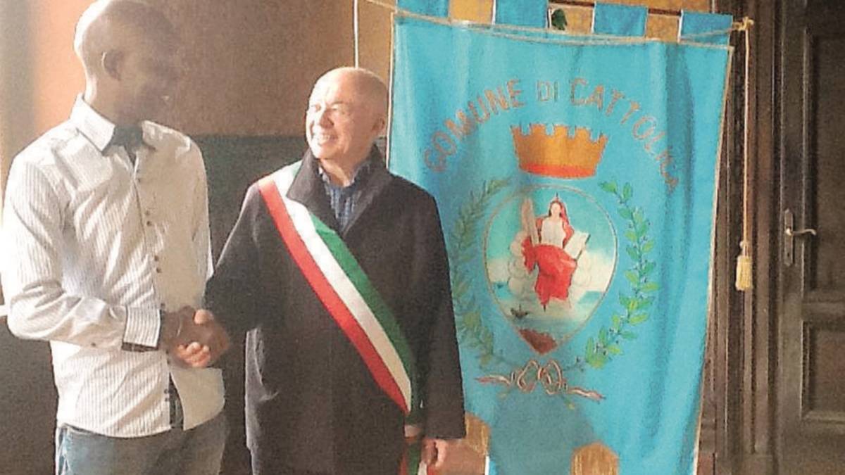 Ambulante senegalese leader storico della lotta agli abusivi diventa cittadino italiano