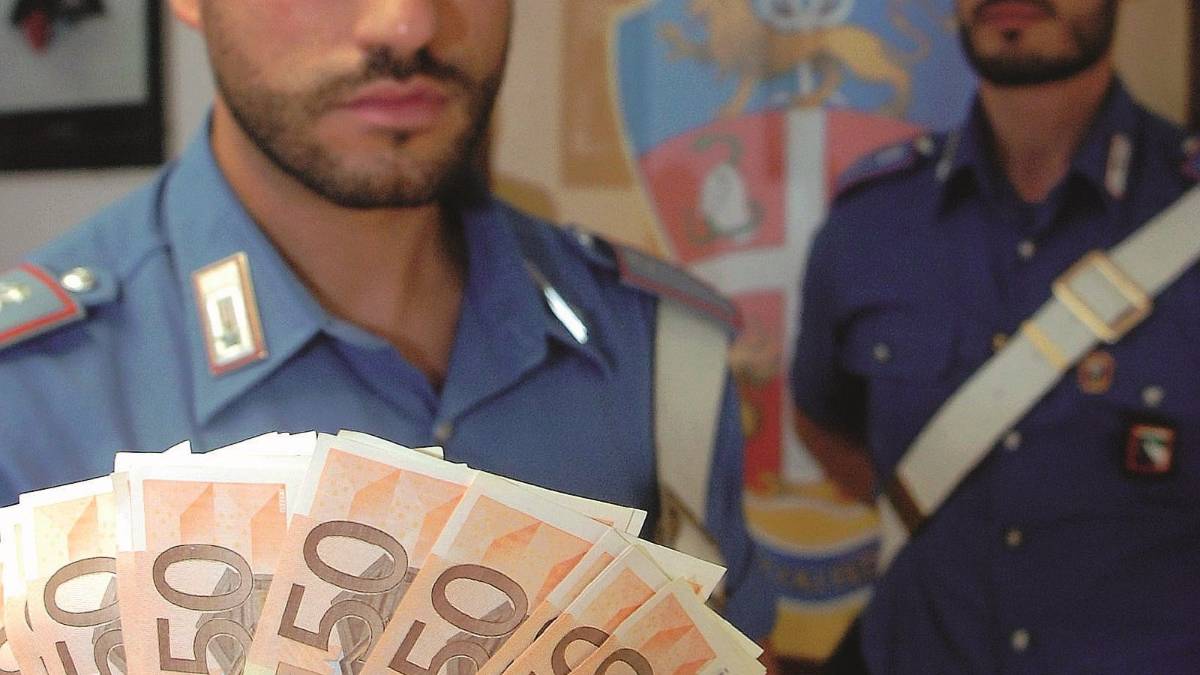 Tentano di smerciare soldi falsi in discoteca