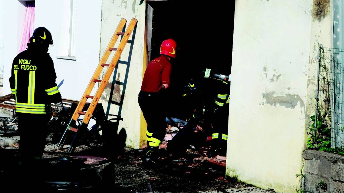 Esplosione devasta la mini abitazione
