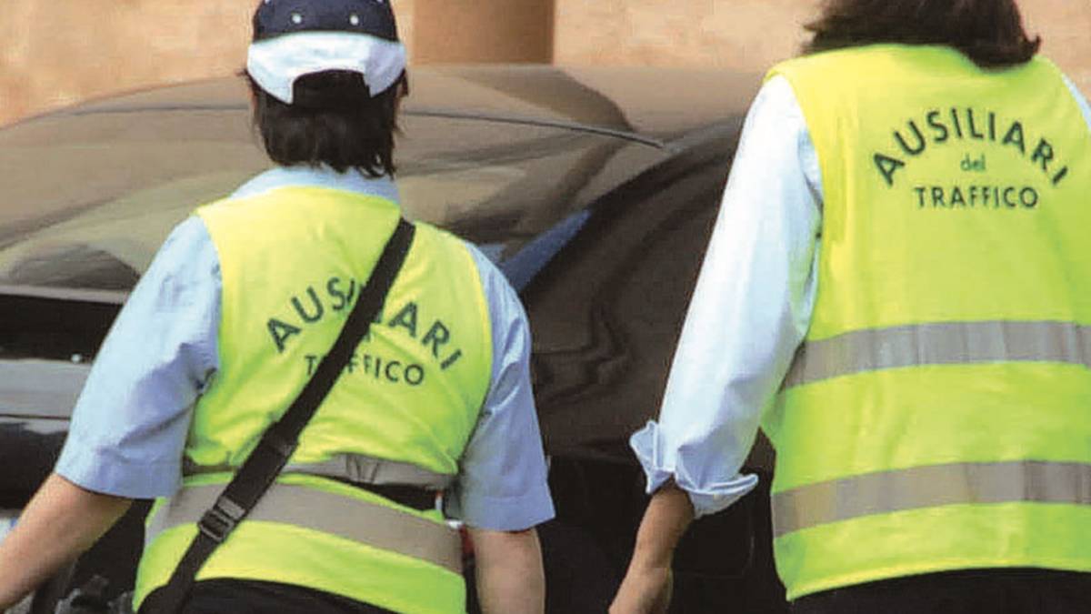 Gli fanno la multa e prende a schiaffi gli ausiliari