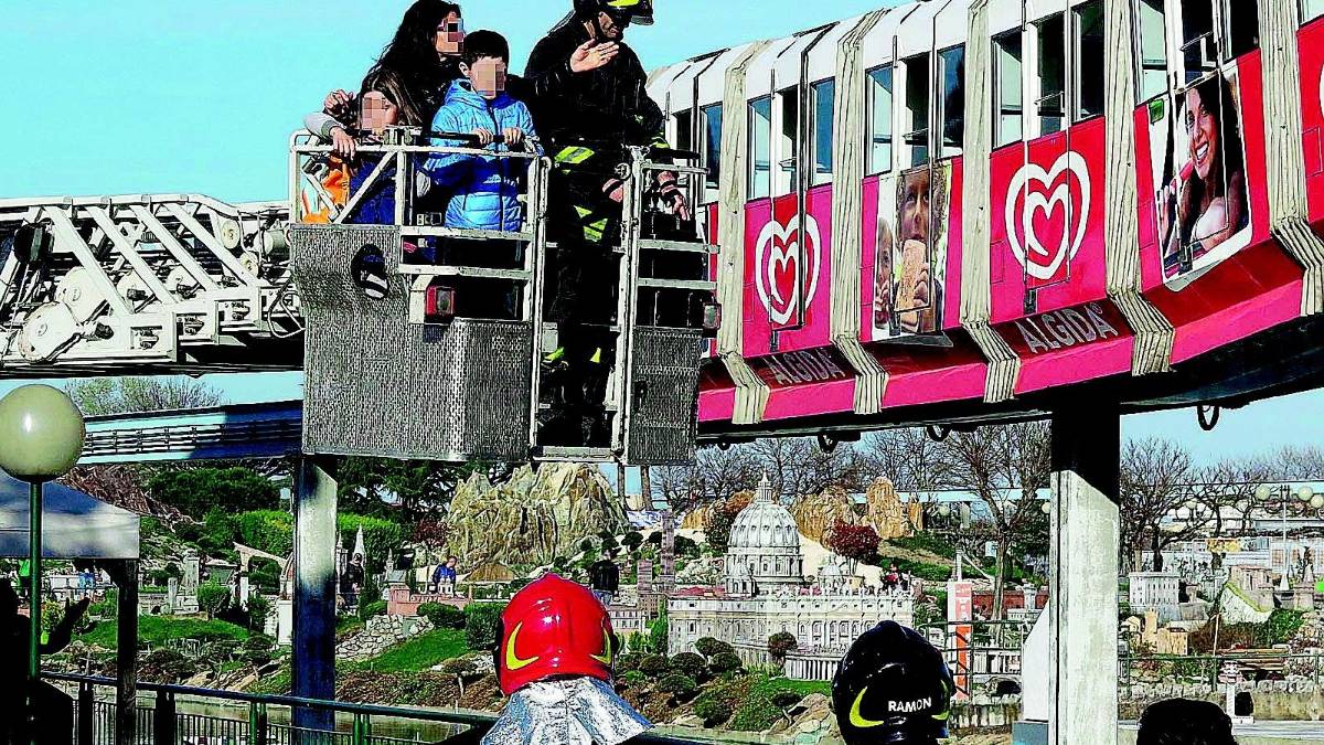 Sospesi nel vuoto a sei metri di altezza sul trenino