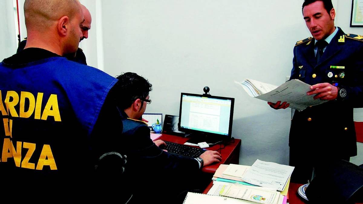 Soldi da imprenditori, arrestati due dipendenti Hera
