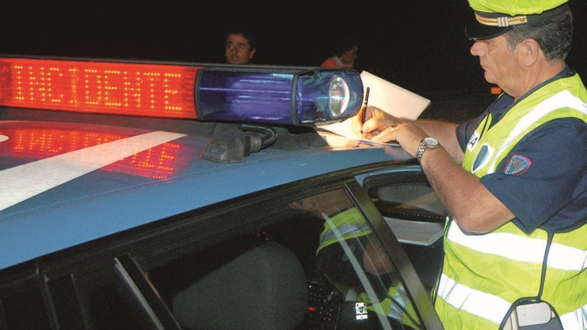 Travolto mentre cammina in A14