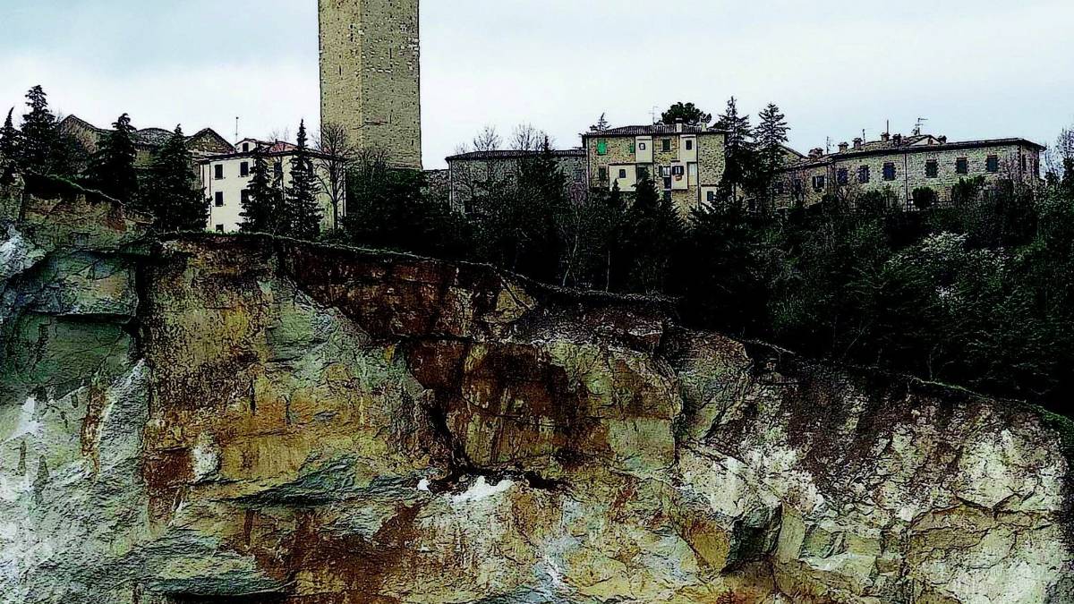 La rupe scivola, cinque famiglie senza casa