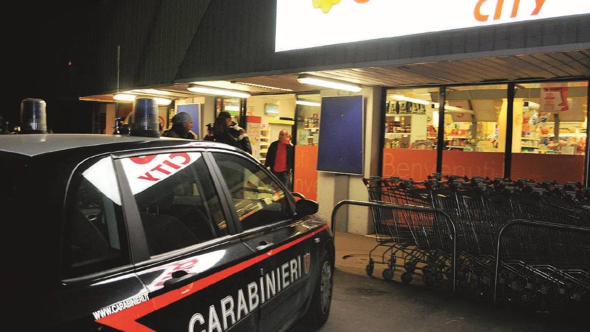 Rapinatori armati bloccati davanti al Conad