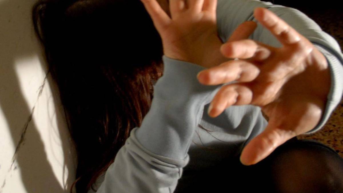 Bimba violentata, 6 anni al padre mostro