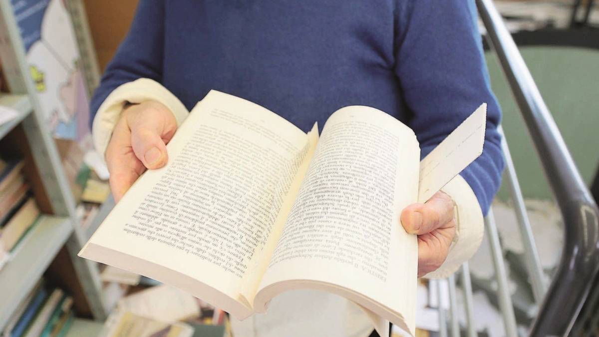 Volontari al lavoro nella biblioteca vandalizzata