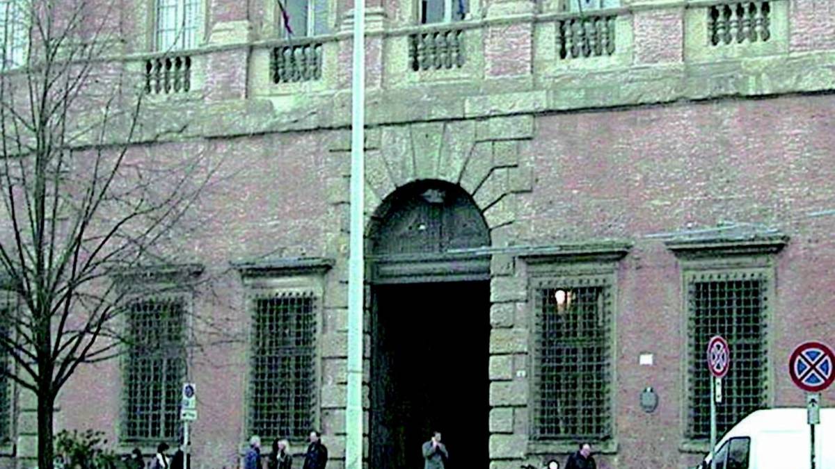 Vessava i vicini con scritte e minacce, il giudice la obbliga a lasciare la città