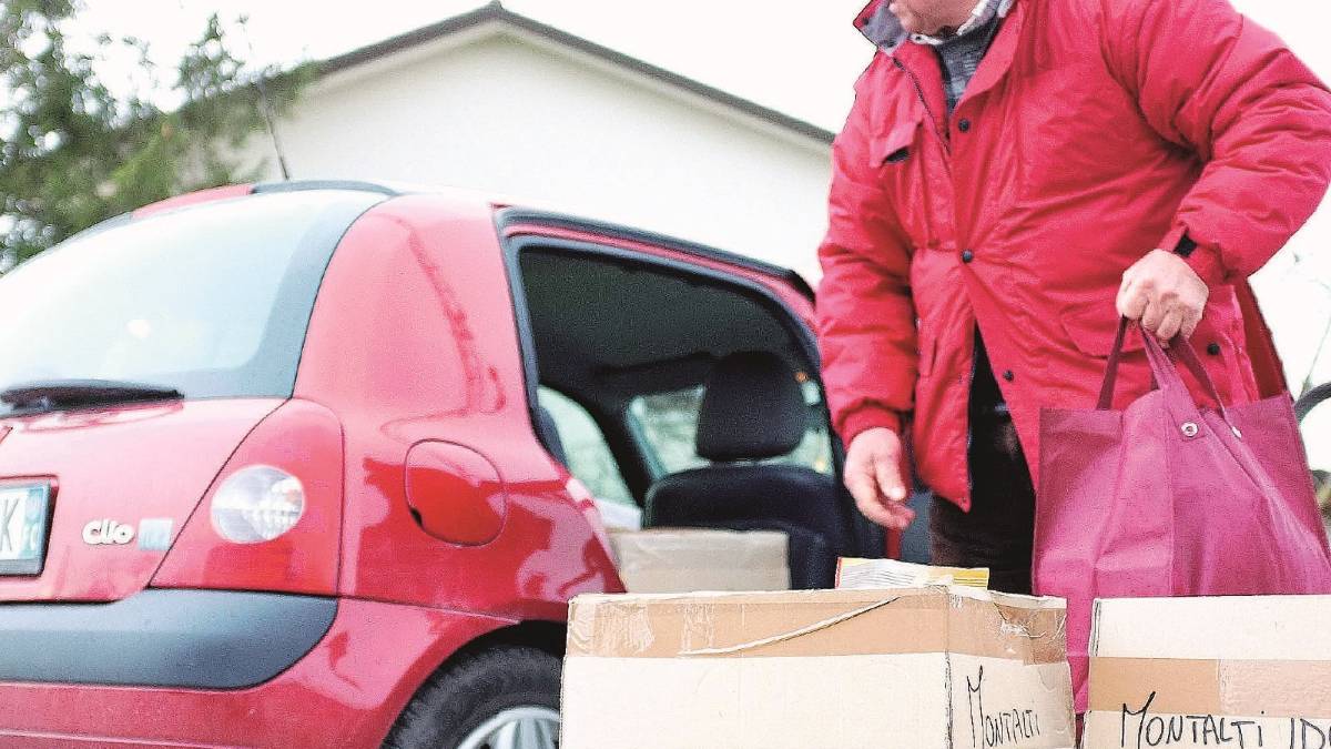 Manca il cibo per i poveri: i Quartieri davanti ai supermercati per le donazioni